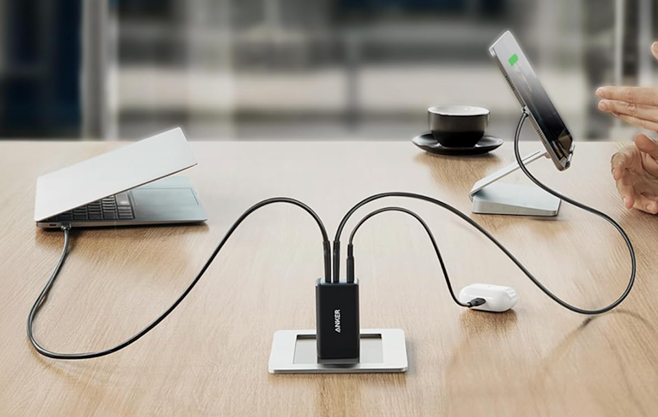يتم استخدام شاحن Anker USB C Nano II لشحن ثلاثة أجهزة في وقت واحد