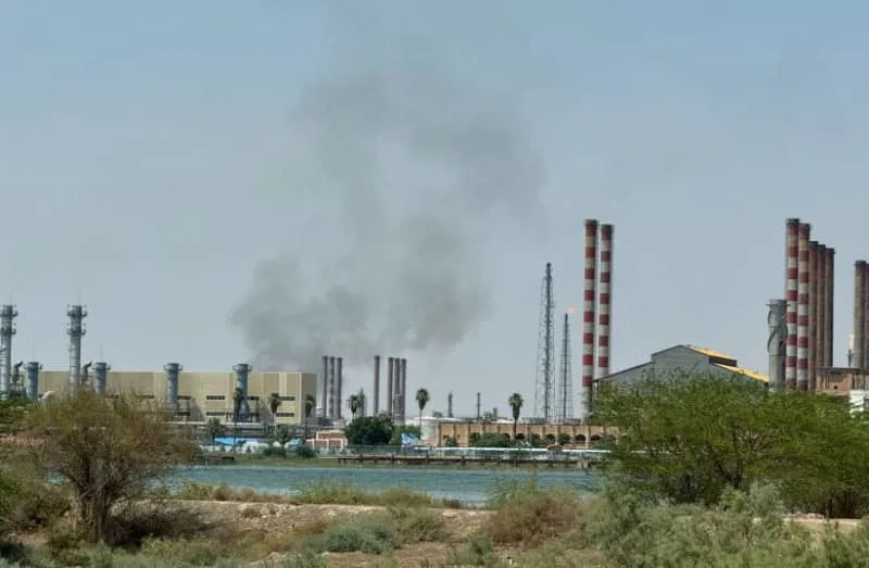 يرتفع الدخان بالقرب من مصفاة أبيان الإيرانية ، كما يظهر من منطقة الصيدا على الجانب العراقي من الحدود ، في البصرة ، العراق ، 14 يونيو 2025 (الائتمان: رويترز/سترينجر)
