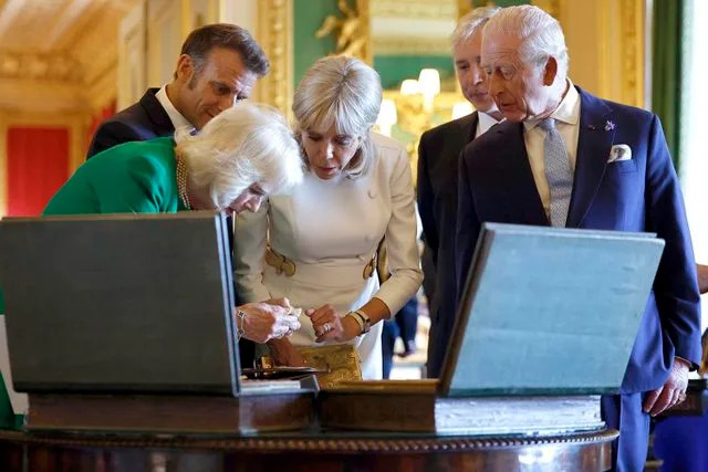 Benjamin Cremel - WPA Pool/Getty French President Emmanuel Macron وزوجته Brigitte عرض معرض للفنون من المجموعة الملكية إلى جانب الملك تشارلز والملكة كاميلا في 8 يوليو 2025