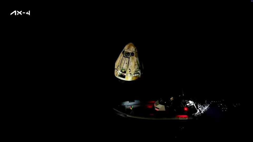 سرعان ما أحاطت طواقم دعم SpaceX برفق طاقم التنين لتلاعبها برفع على سفينة استرداد الشركة ، حيث كان فريق يقف على جانب مساعدة أفراد الطاقم خارج الكبسولة. / الائتمان: SpaceX