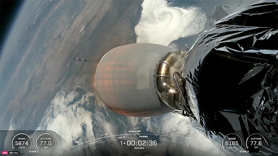 تُظهر كاميرا مثبتة على المرحلة الثانية من Falcon 9 المرحلة الأولى القابلة لإعادة الاستخدام وهي تسقط وتتجه إلى الهبوط في Vandenberg ، و Sacex 27th Booster Recovery في كاليفورنيا و 479 بشكل عام. / الائتمان: SpaceX