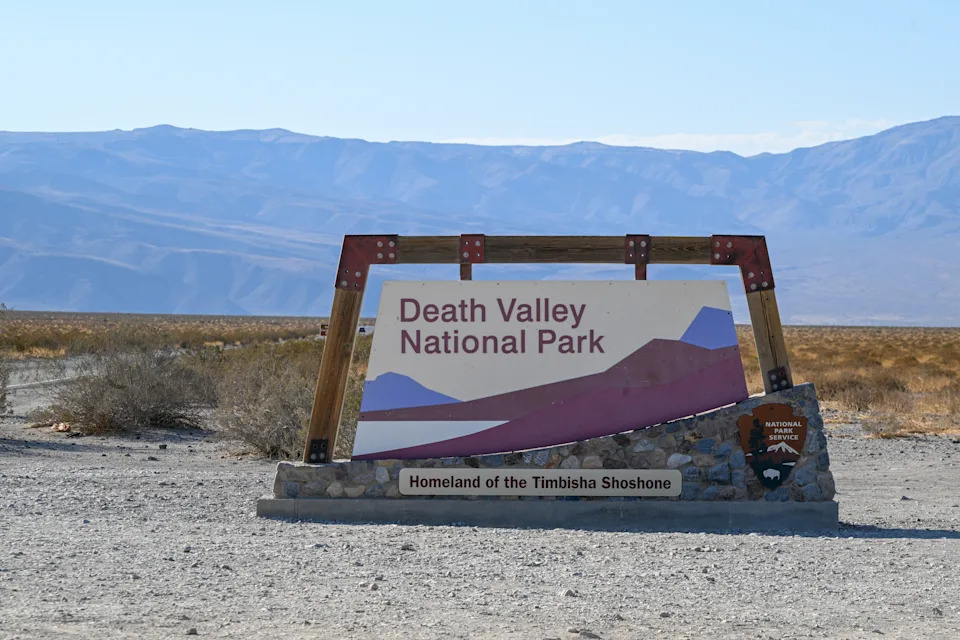 علامة على منتزه Death Valley National Park في مشهد صحراوي ، بمناسبة وطن Timbisha Shoshone
