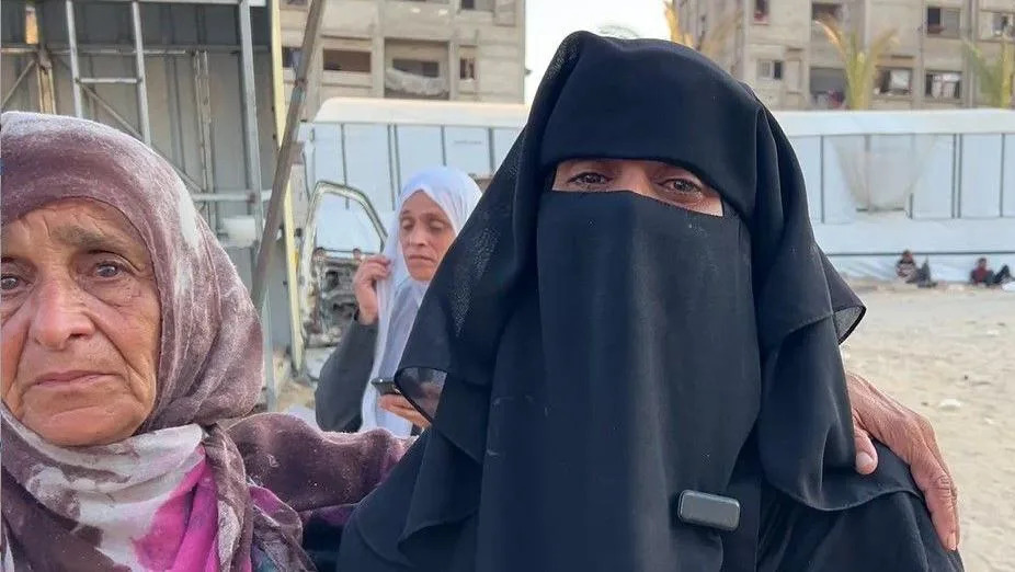 خائعي شيخ العليد (ص) ، أخت ماري شيخ العليد تتحدث إلى بي بي سي خارج مستشفى ناصر ، في خان يونس ، جنوب غزة (25 يوليو 2025)