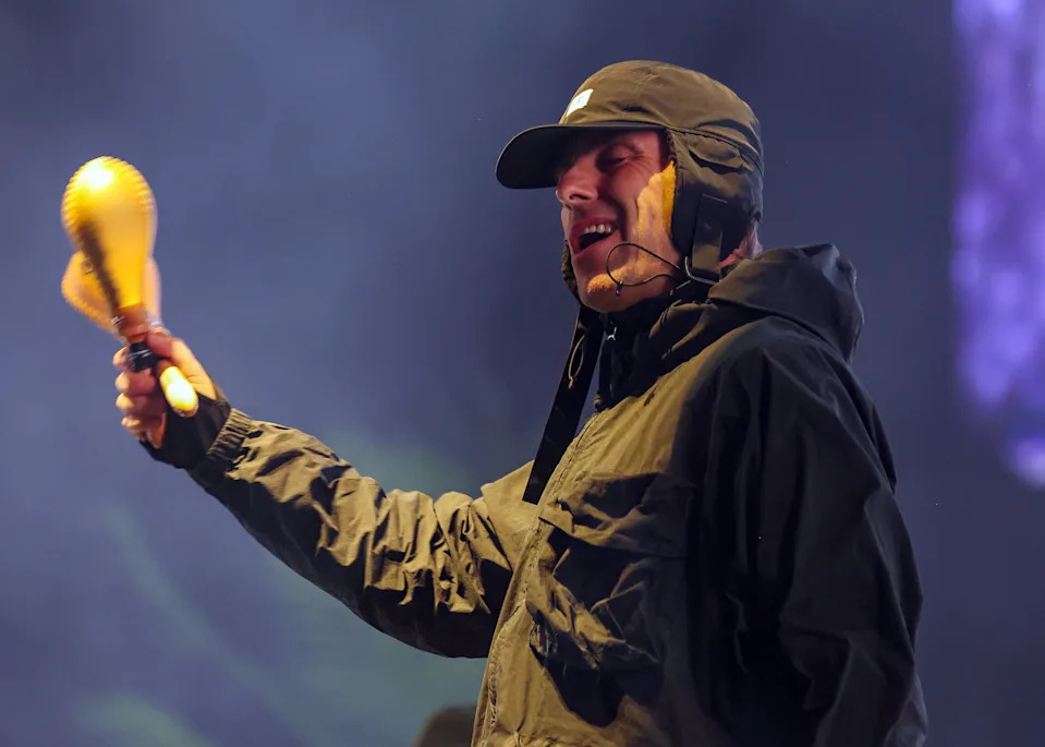 Liam Gallagher يؤدي مباشرة على المسرح خلال اليوم الثالث من مهرجان القراءة 2024