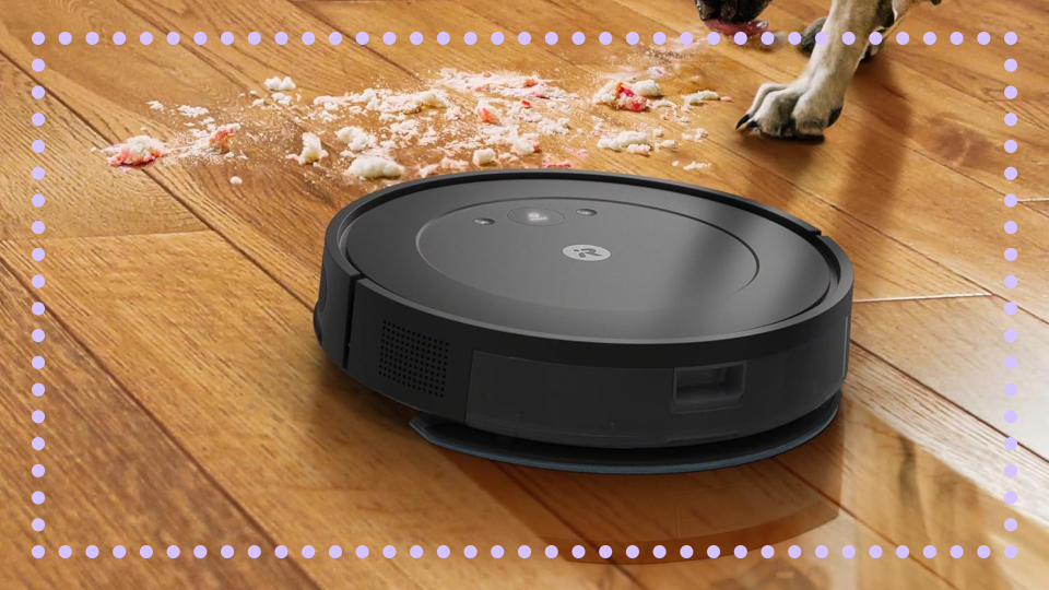 فراغ روبوت Irobot Roomba Robot و Mop Cleaning المسبق على أرضية خشبية بجوار كلب