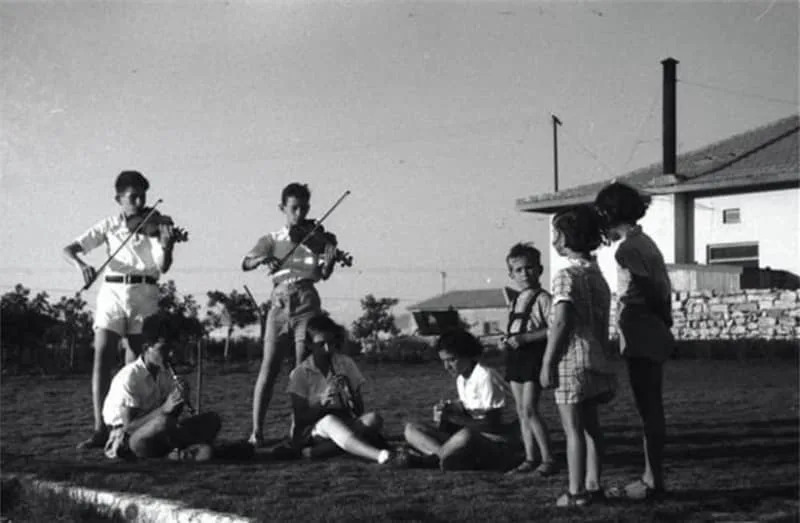 الأطفال في آين هاشوفيت ، 1942. (الائتمان: محفوظات Avraham Malevski/KKL-JNF)