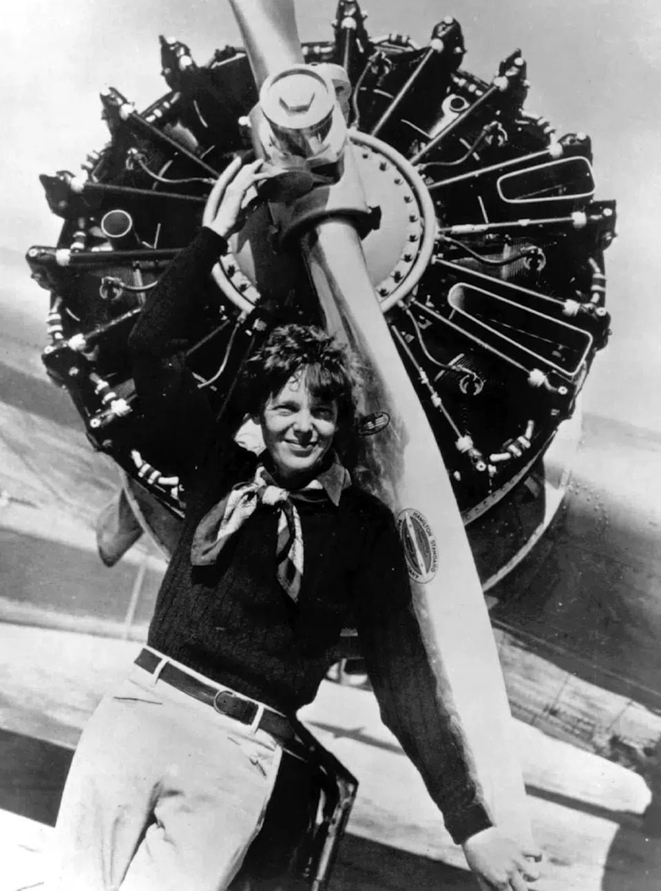 Amelia Earhart مع Pratt و Whitney R1340-S3H1 Engine و Hamilton Standard Propeller. (مكتبات جامعة بوردو)
