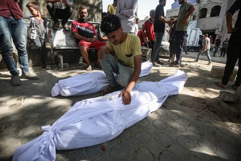 أقارب الفلسطينيين الذين فقدوا حياتهم في قصف إسرائيلي على شاطئ مدينة غزة ، حدادا خارج مستشفى الشيفا. عمر Ashtawy/APA عبر Zuma Press Wire/DPA