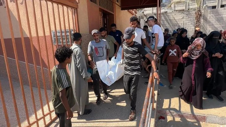 الرجال يحملون جثة ماري شيخ العليد في مستشفى ناصر ، في خان يونس ، جنوب غزة (25 يوليو 2025)