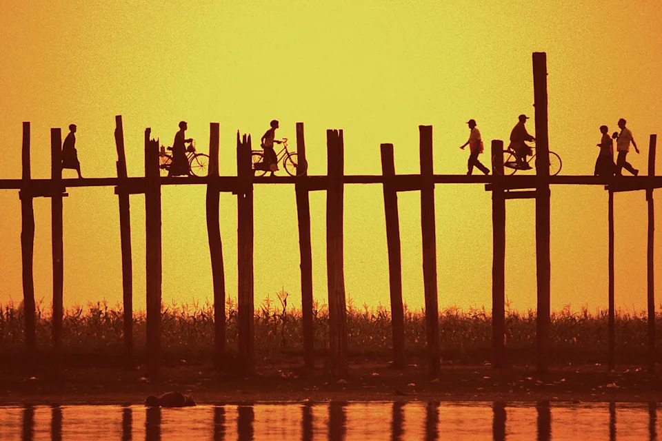 U Bien Bridge بالقرب من Mandalay ، ميانمار