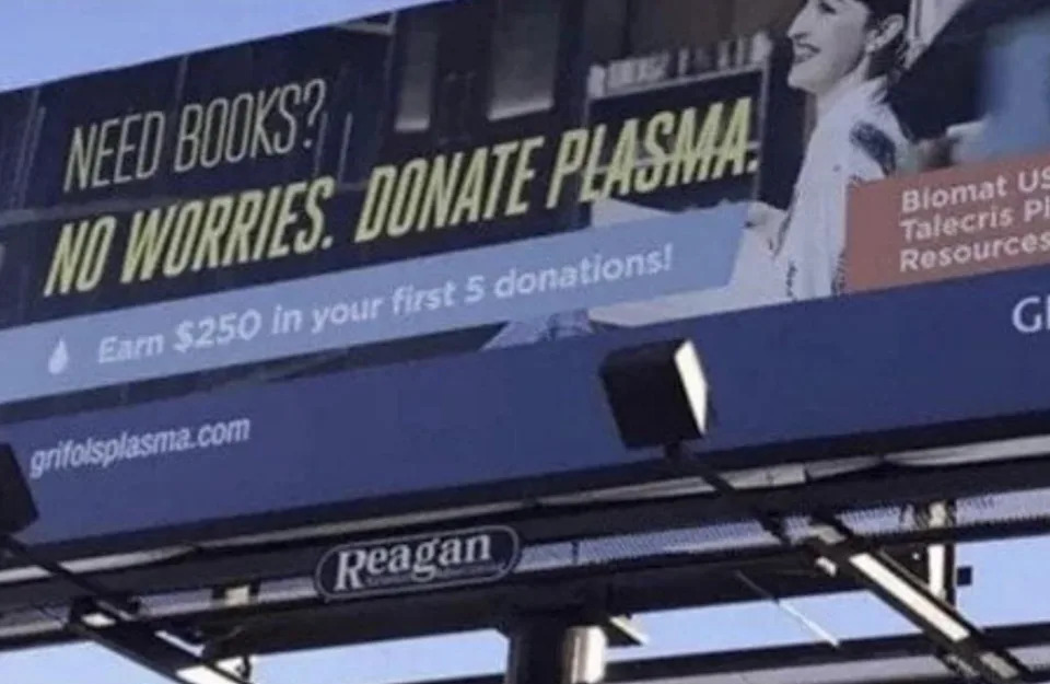 Billboard تعزز التبرع في البلازما ، حيث تقدم 250 دولارًا لأول خمسة تبرعات. شعار: "تحتاج كتب؟ لا شكر على واجب. تبرع البلازما"