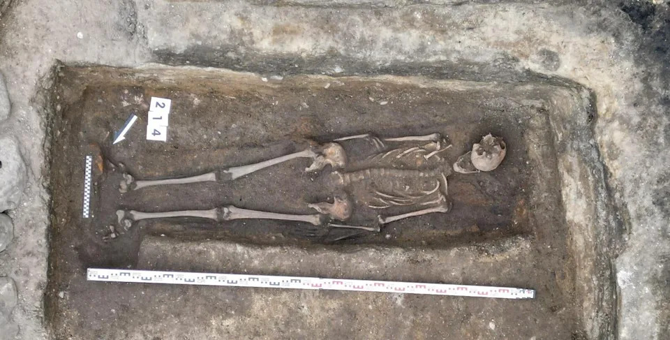 تكشف جهود علم الآثار عن الهيكل العظمي لفارس العصور الوسطى في Gdansk ، بولندا. / الائتمان: archeoscan