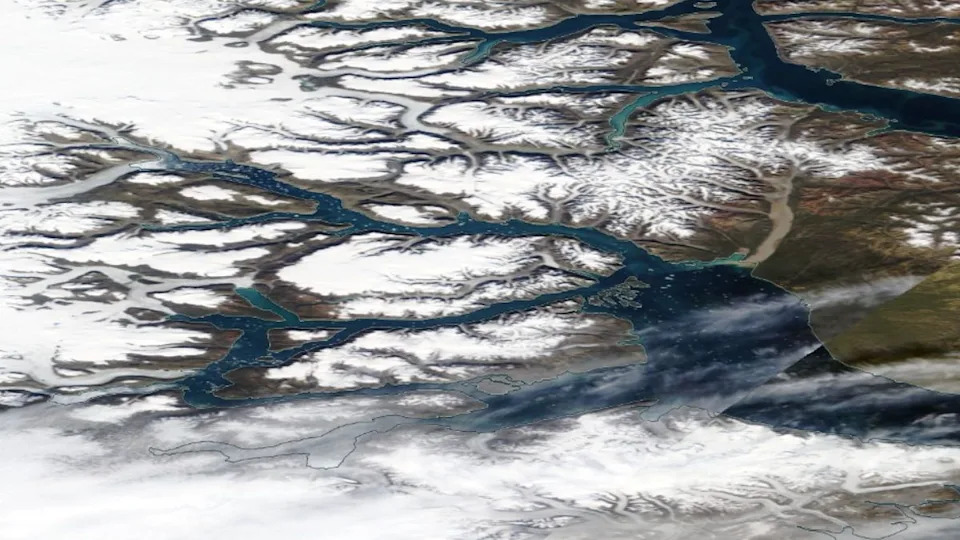 منظر الأقمار الصناعية من Scoresby Sund ، Greenland. تظهر الأرض المغطاة بالثلوج والماء الأزرق العميق.