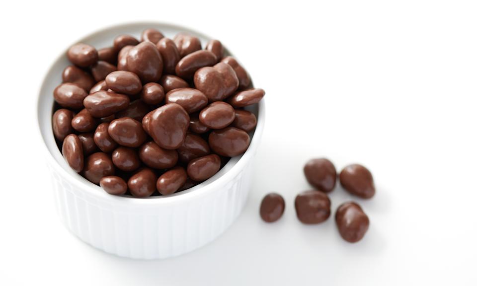 الزبيب المغطاة بالشوكولاتة.
