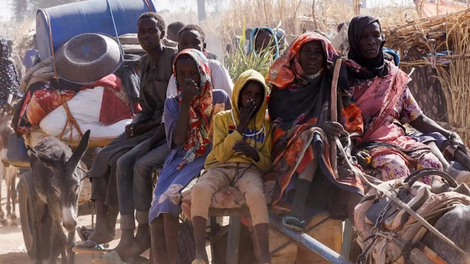 النساء والأطفال والمراهقين على عربات الحمير في 15 أبريل 2025 بعد مغادرتهم معسكر زامزام في دارفور