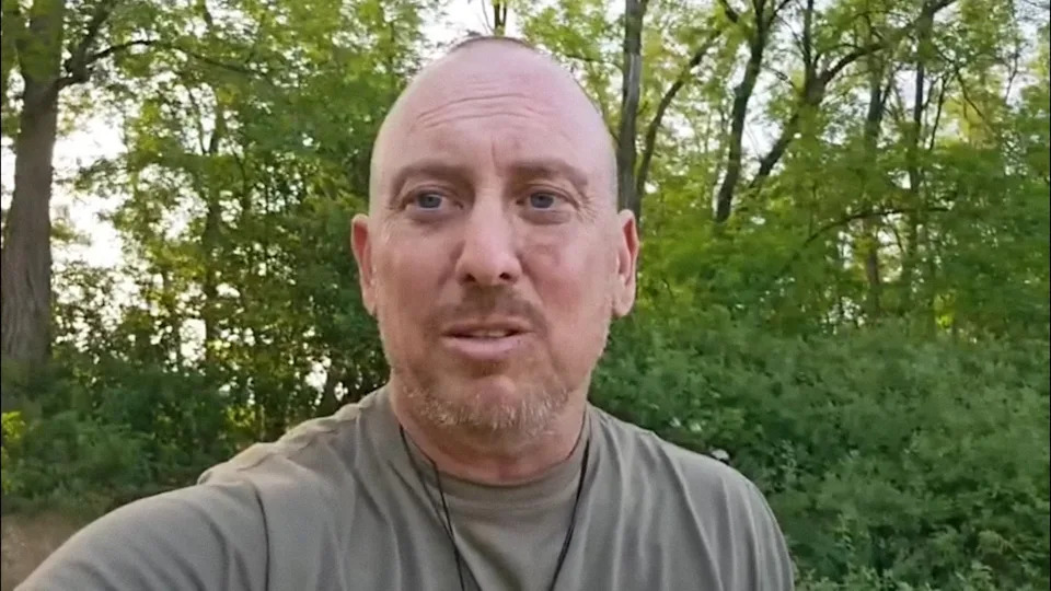 وقالت زوجته إن ديريك هوفمان ، 45 عامًا ، انضم إلى الجيش الروسي بشأن تأكيدات أنه سيحصل على دور غير قتلى. / huffmantime/ youtube