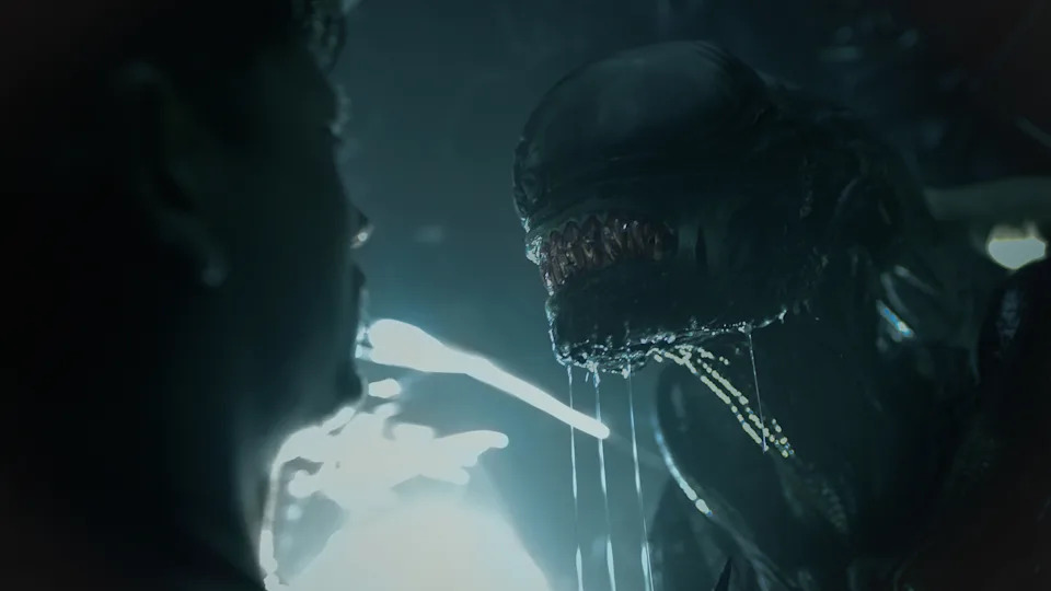 يقف Xenomorph بشكل مخير أمام شخص خائف في Romulus الغريبة