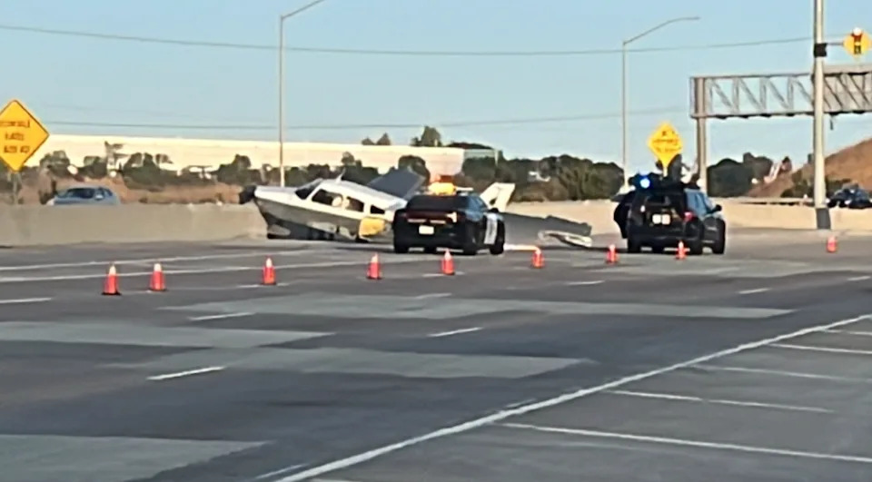 أراضي طائرة صغيرة في وسط سان دييغو السريع (FOX 5/KUSI)