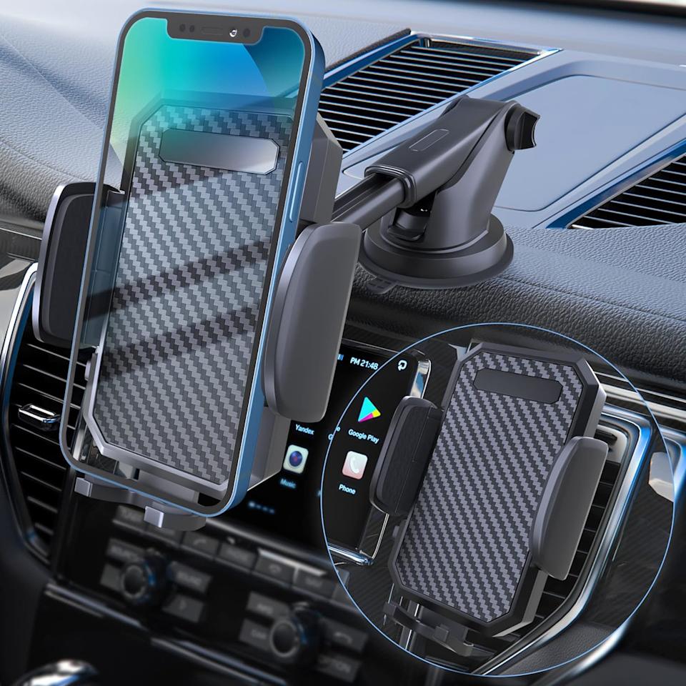 FBB Phone Mount متصلة بحامل في سيارة.