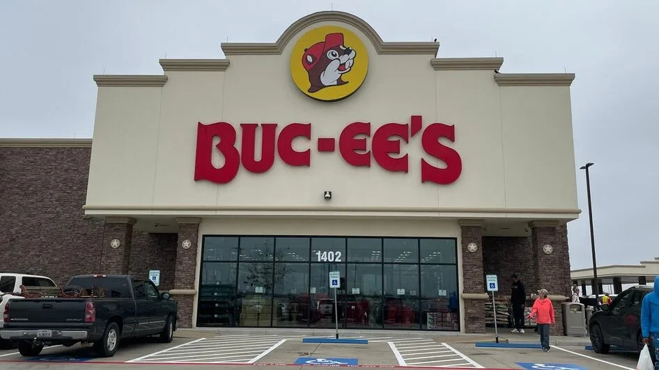 هذا هو شعار BUC-EES على واجهة متجر في Ennis ، تكساس.
