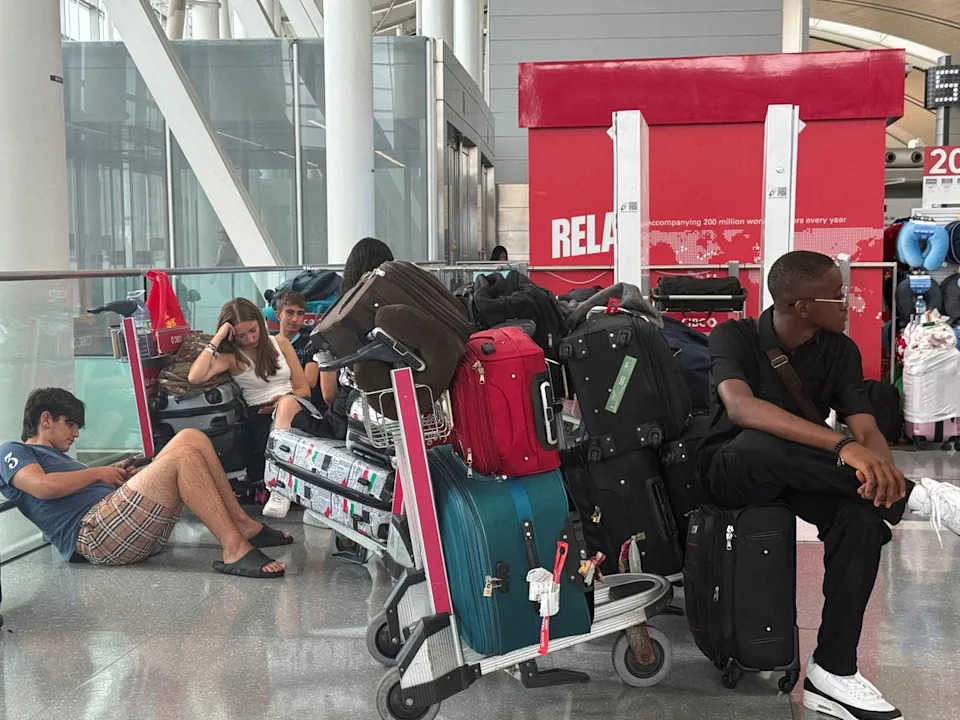 يجلس الناس مع أمتعتهم ، كما قال مضيفون طيران Air Canada إنهم سيبقون في الإضراب (رويترز)