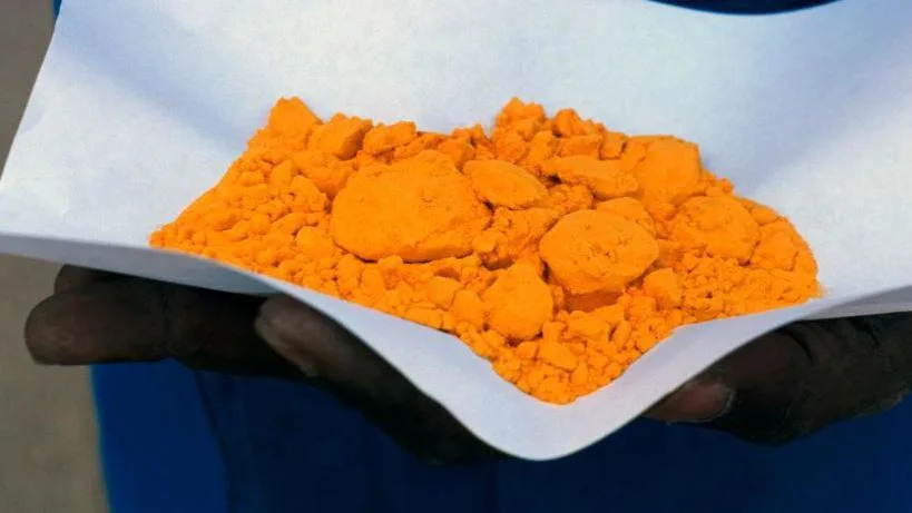 رجل يحمل "Yellowcake" في منجم يورانيوم في النيجر