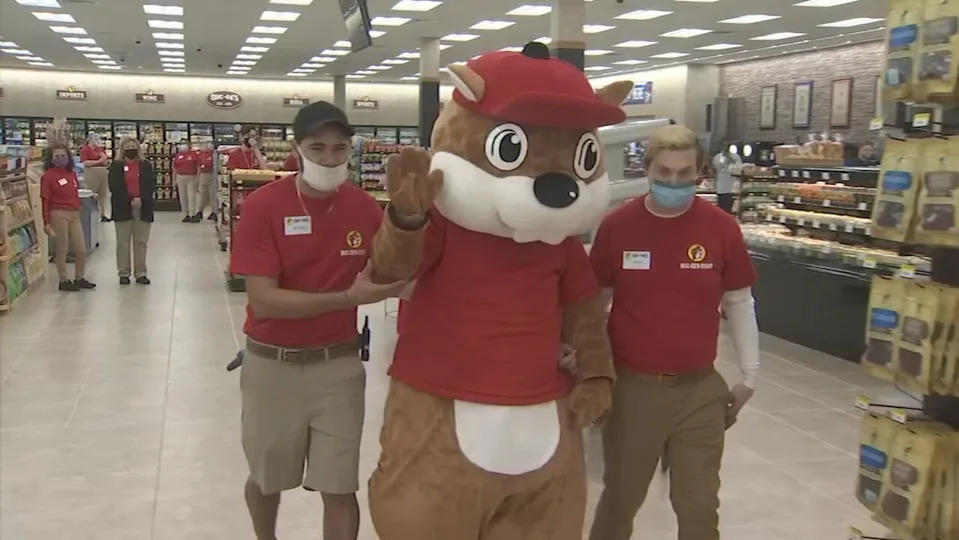 9. The Katy ، Texas Buc-ee's تتميز بأطول غسيل للسيارات في العالم. إنه على ارتفاع 255 قدم من الناقل. يستغرق حوالي 5 دقائق للوصول.