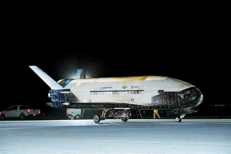 SPACEPLANE FORCE للفضاء الأمريكية X-37B ، التي شوهدت بعد فترة وجيزة من هبوط المدرج لإنهاء مهمة طويلة المدة. قام المدار المجنح وسفينة شقيقة متطابقة بتسجيل عام 11 ونصف في الفضاء على مدار سبع بعثات منذ ظهور البرنامج في عام 2010. / الائتمان: قوة الفضاء الأمريكية