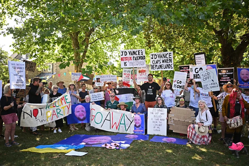 كما قوبلت رحلة JD Vance الصيفية إلى Cotswold بالاحتجاجات والهوكلينج (Getty)