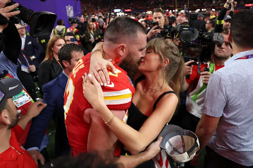 Travis Kelce تقبيل Taylor Swift بعد Super Bowl LVIII