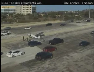 أراضي طائرة صغيرة في منتصف طريق سان دييغو السريع (الصورة: كاميرا مرور كالترانس)