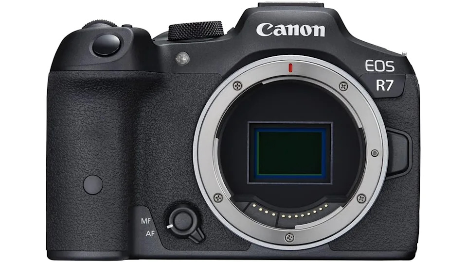 Canon EOS R7 ، بدون عدسة.