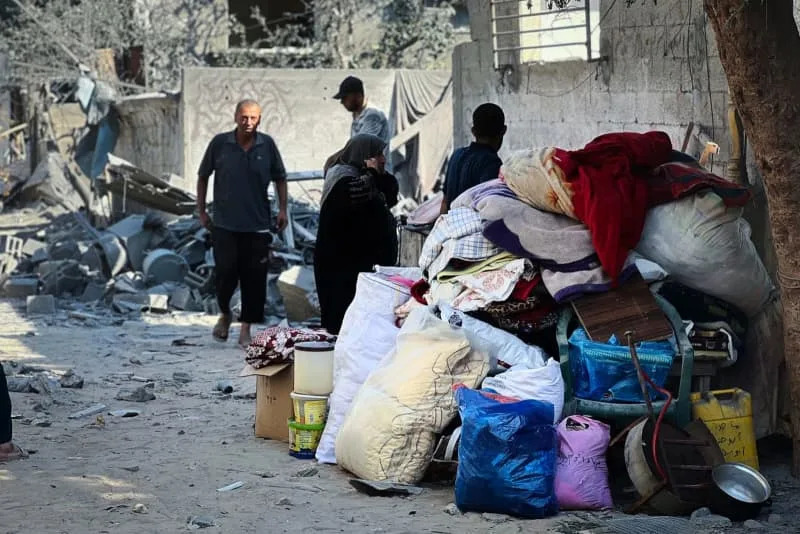 يقيم الفلسطينيون الأضرار التي لحقت في أعقاب ضربة إسرائيلية خلال الليل والتي ضربت نوسائر في قطاع غزة وسط غزة. Belal Abu Amer/APA Images عبر Zuma Press Wire/DPA