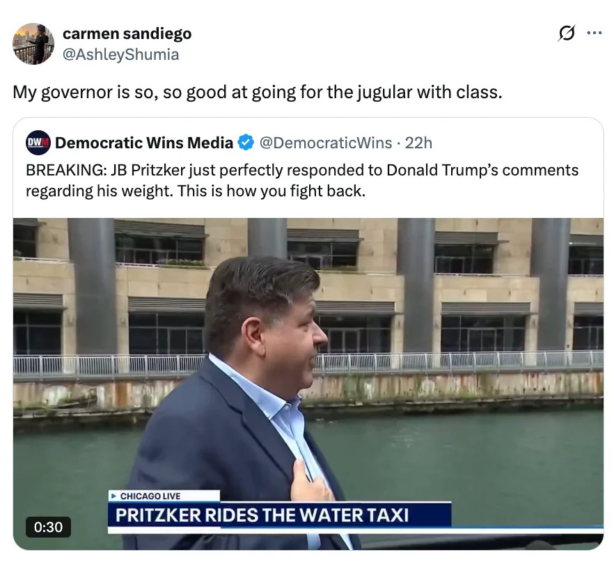 لقطة شاشة من تغريدة تعرض مقطع إخباري بعنوان "Pritzker يركب سيارة الأجرة المائية" مع تعليق على استجابة الحاكم للملاحظات المتعلقة بالوزن