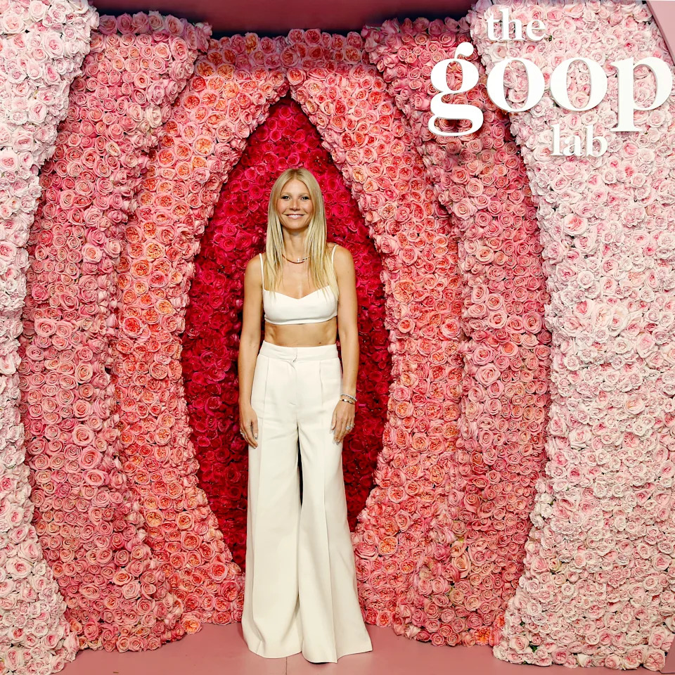 Gwyneth Paltrow يطرح في ترتيب الأزهار.