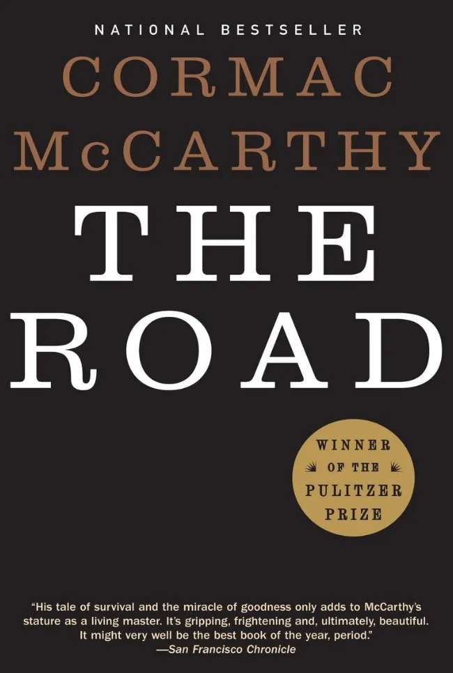 غلاف كتاب ل "الطريق" بقلم Cormac McCarthy ، مع تسليط الضوء على فوز جائزة بوليتزر واقتباس يشيد بجمالها ورواية القصص