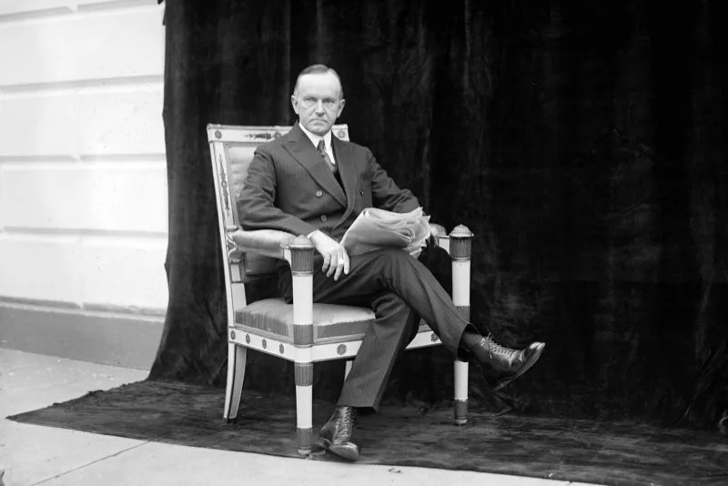 في 3 أغسطس 1923 ، أدى كالفن كوليدج اليمين الدستورية كرئيس للولايات المتحدة في أعقاب رئيس الوفاة غير المتوقع وارن ج. هاردينج. صورة ملف بواسطة مكتبة الكونغرس