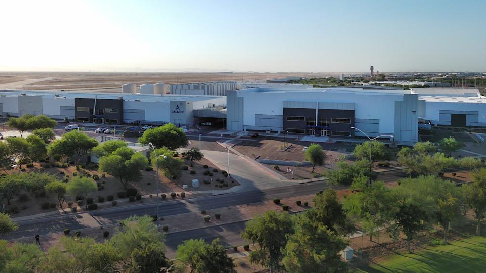 مجمع كبير يتكون من العديد من المباني البيضاء الكبيرة ، ينظر إليها من ارتفاع في الهواء