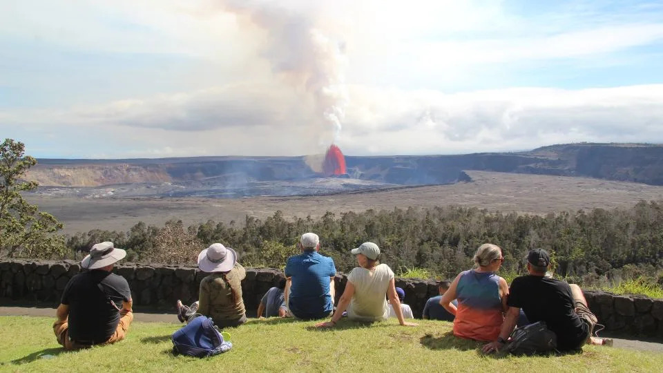 يزور سكان الجزيرة Kīlauea لمشاهدة ثوران القمة المستمر في Halemaʻumaʻu في 11 يونيو 2025 - M. Zoeller/USGS