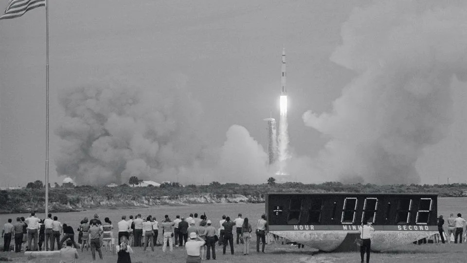 ترفع مركبة الفضاء Apollo 13 على قمة صاروخ زحل V. - Bettmann Archive/Getty Images