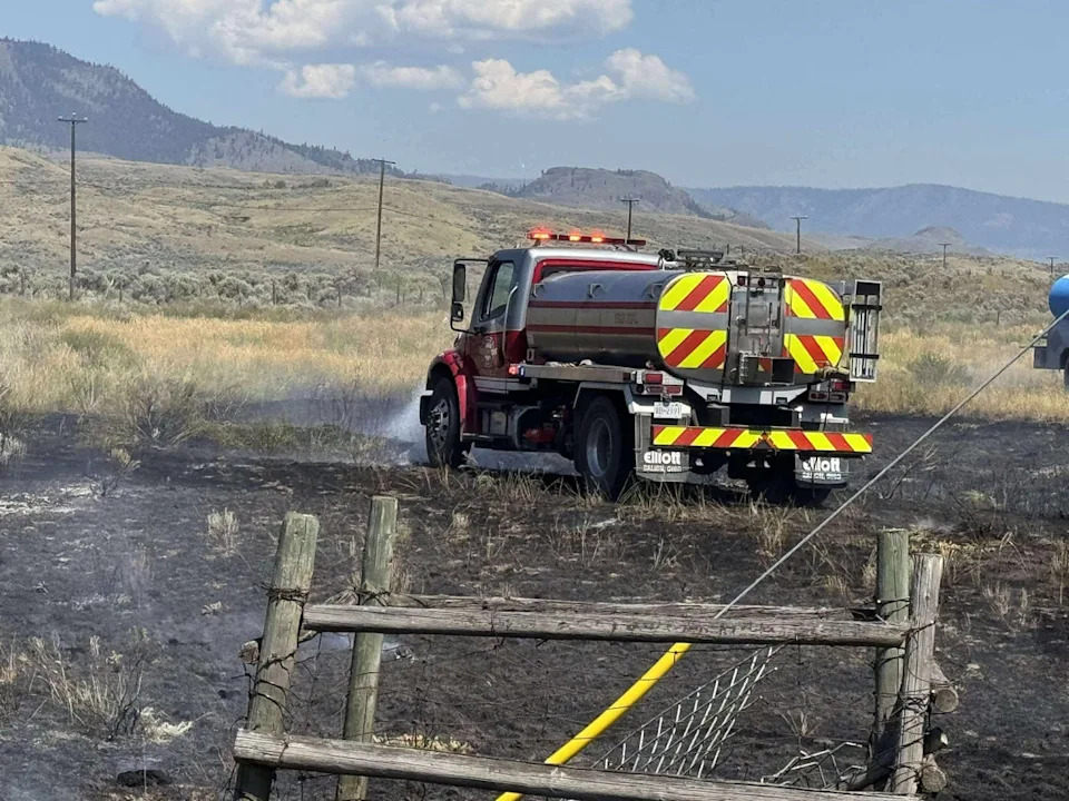 شكر مسؤولو الإطفاء الموظفين من BC Hydro و Ashcroft Ranch و Dawson Road Maintenance و The Dispatchers للمساعدة (Ashcroft Fire Rescue)