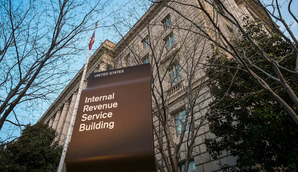 ملف - في 13 أبريل 2014 ، تعرض صورة الملف مقر خدمة الإيرادات الداخلية (IRS) في واشنطن. تحث وزارة الخزانة ومصلحة الضرائب دافعي الضرائب الذين يرغبون في الحصول على مدفوعات التأثير الاقتصادي المودعة مباشرة إلى حساباتهم المصرفية لدخول معلوماتهم عبر الإنترنت بحلول يوم الأربعاء ، 11 مايو 2020. (AP Photo/J. David Ake ، ملف)