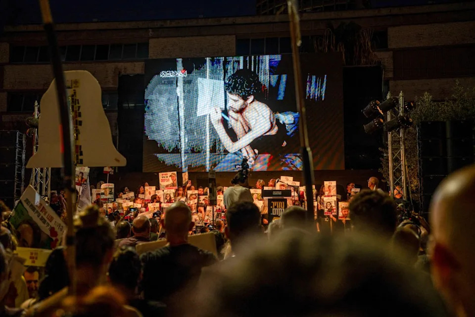 تتجمع عائلات الرهائن في تل أبيب ، إسرائيل ، في 2 أغسطس 2025 ، ومشاهدة مقطع فيديو تم إصداره حديثًا من قبل حماس الذي يعرض إيفياتار ديفيد ، رهينة إسرائيلية ، في حالة شديدة التغذية. (تصوير أوري أفيرام/شرق الأوسط/AFP عبر Getty Images)