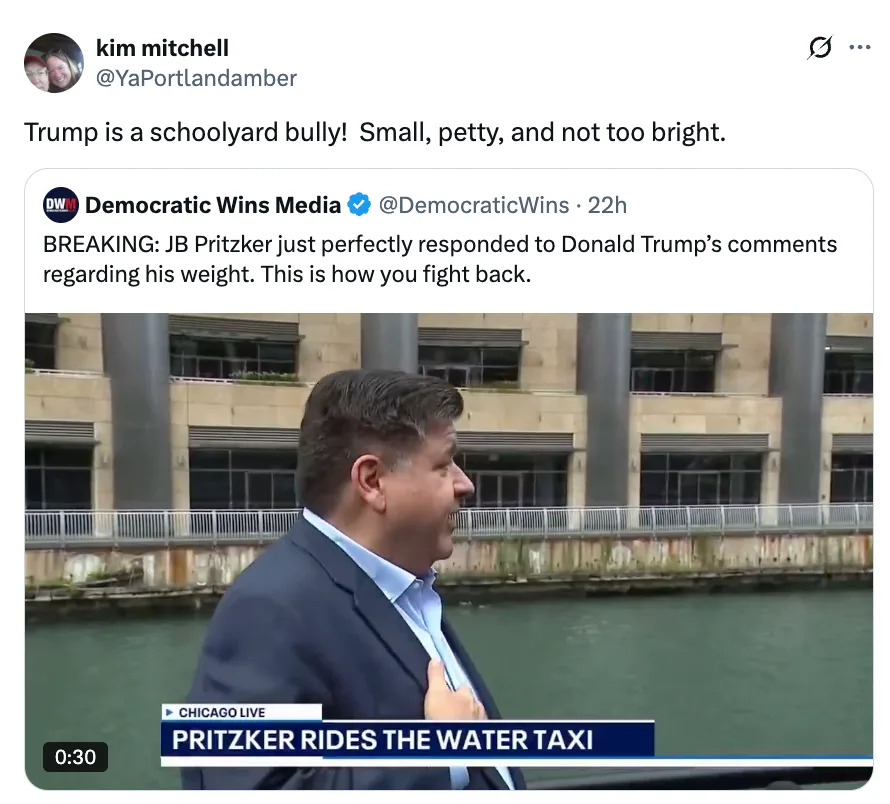 JB Pritzker يتحدث بالقرب من الواجهة البحرية. يؤكد التسمية التوضيحية على رده على تعليقات دونالد ترامب