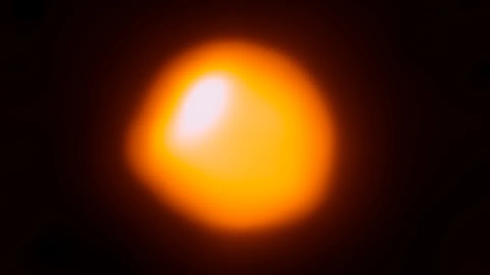 الكرة الحمراء المتوهجة ، النجم Supergiant Betelgeuse يضيء ظلام الفضاء.