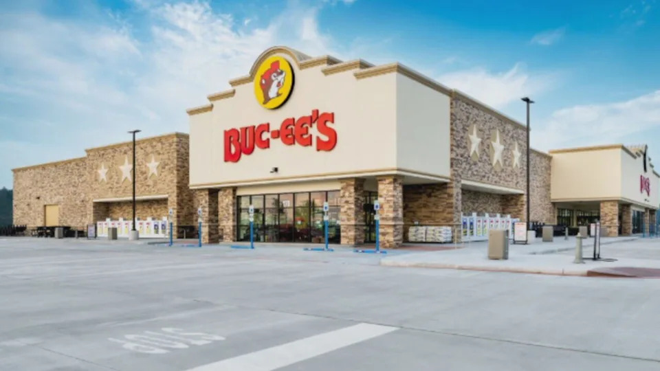 14. Buc-ee's ليست محطة شاحنة ويتم حظر 18 عجلات من المتاجر.