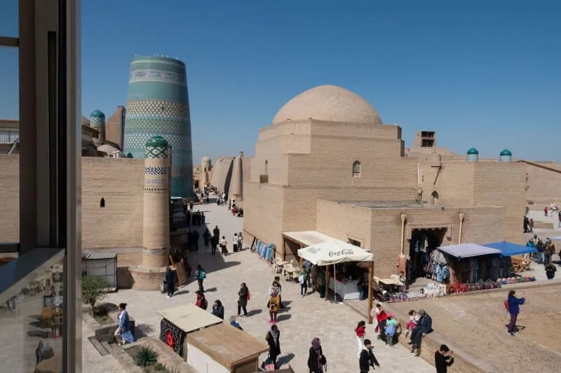 تحتفظ المدينة القديمة في Khiva بأكثر من 50 من المعالم التاريخية و 250 منزلًا قديمًا ، ويعود معظمهم من القرنين الثامن عشر أو التاسع عشر ، ومسجد Djuma. أندرياس دروف/DPA