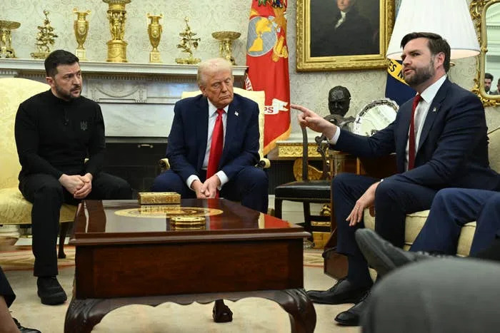 الرئيس الأمريكي دونالد ترامب ورئيس أوكرانيا فولوديمير زيلنسكي يستمعون إلى نائب الرئيس JD Vance (R) عند لقائهم في المكتب البيضاوي