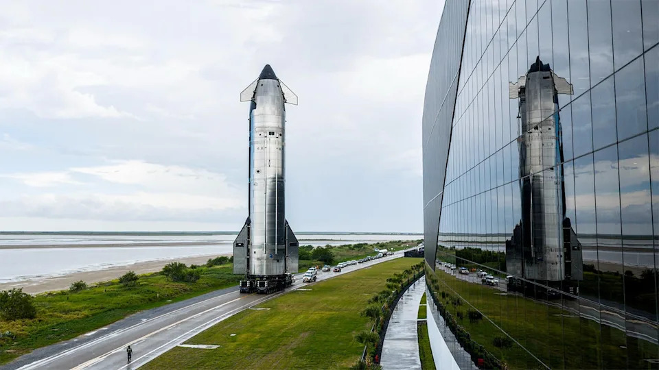 يتم نقل المرحلة العليا في Starship في رحلة الاختبار العاشرة لـ SpaceX من حظيرة المعالجة إلى لوحة الإطلاق. / الائتمان: SpaceX