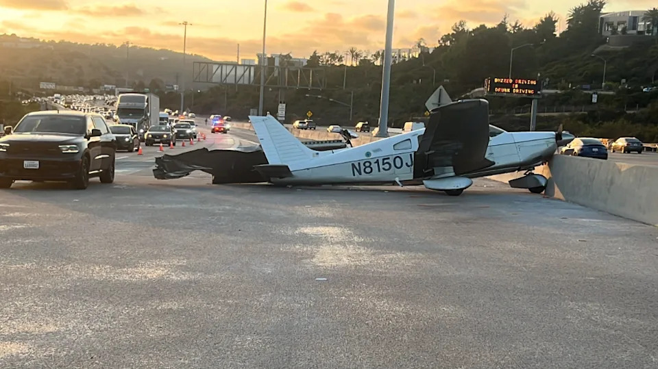 أراضي طائرة صغيرة في وسط سان دييغو السريع (FOX 5/KUSI)